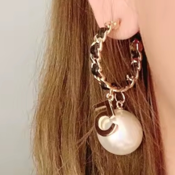 Handmade Jewelry - Gold and Black Chain Hoop Earrings with Pearl Charm